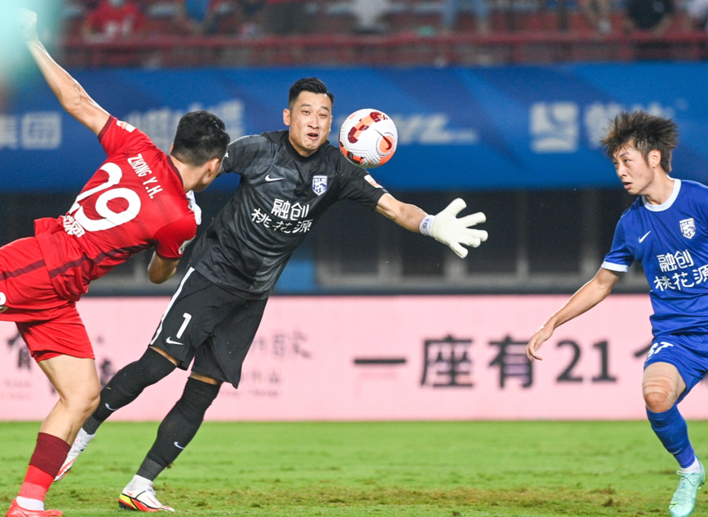 包含武汉三镇内部会议纪要流出：今夜远射贴柱；NBA常规赛使命明确；球探报告显示潜力的词条