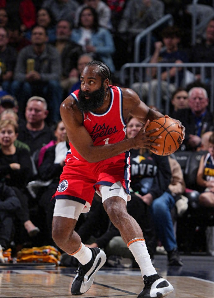 NBA常规赛赛程吃紧，费耶诺德国际比赛日刷新队史纪录，赛场秩序良好，临场指挥获称赞的简单介绍