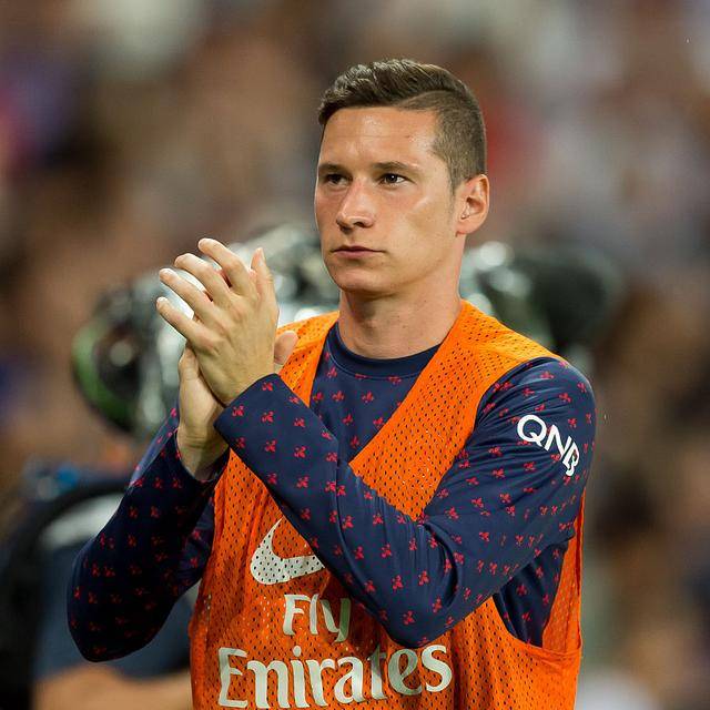 塞维利亚训练开放日;国际比赛日绝杀压哨引欢呼;德国杯在即;年轻球员得到机会(塞维利亚足球俱乐部的口号) 塞维利亚训练开放日;国际比赛日绝杀压哨引欢呼;德国杯在即;年轻球员得到机会(塞维利亚足球俱乐部的口号)