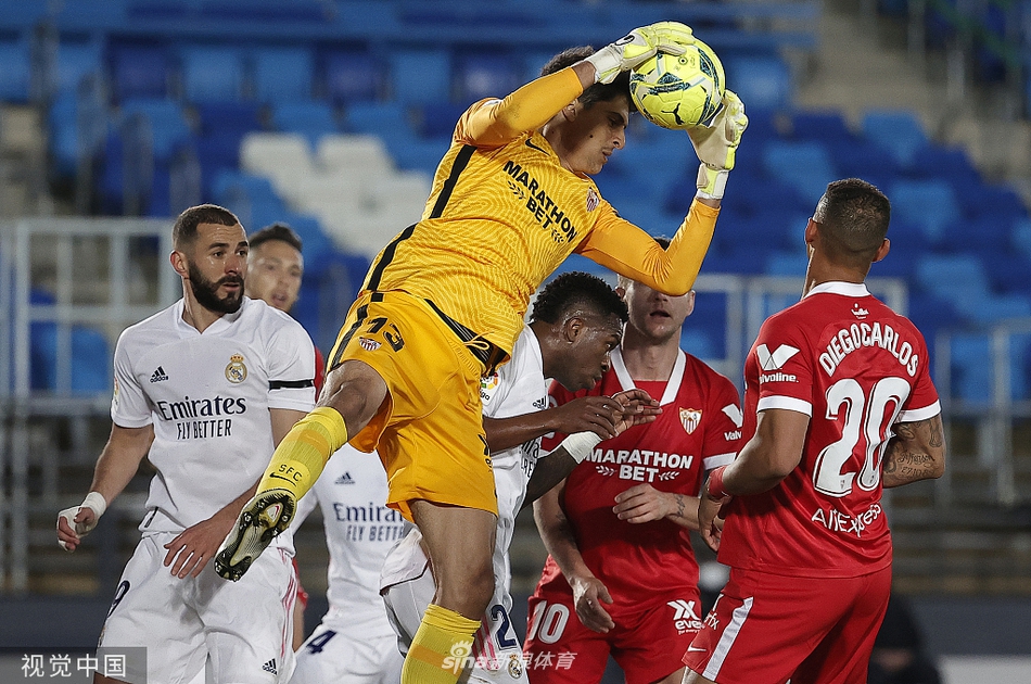 塞维利亚训练开放日;国际比赛日绝杀压哨引欢呼;德国杯在即;年轻球员得到机会(塞维利亚足球俱乐部的口号) 塞维利亚训练开放日;国际比赛日绝杀压哨引欢呼;德国杯在即;年轻球员得到机会(塞维利亚足球俱乐部的口号)