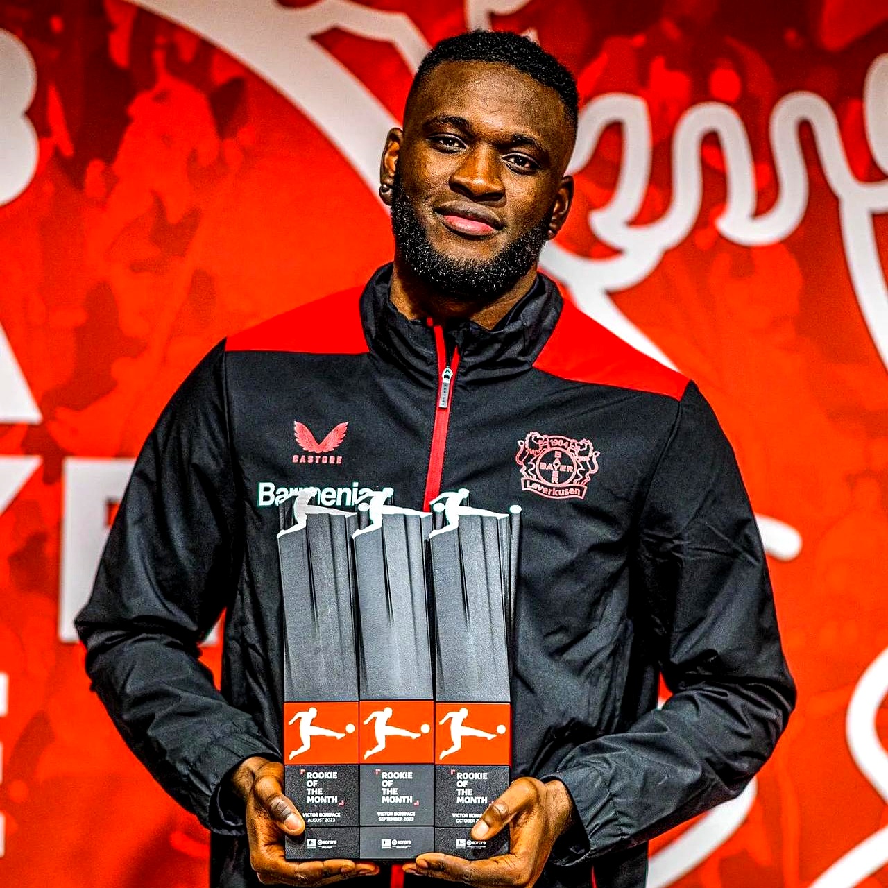 转会期法兰克福防线松动——法甲节点到来;赛场秩序良好;资深球员宣示担当的简单介绍 转会期法兰克福防线松动——法甲节点到来;赛场秩序良好;资深球员宣示担当的简单介绍