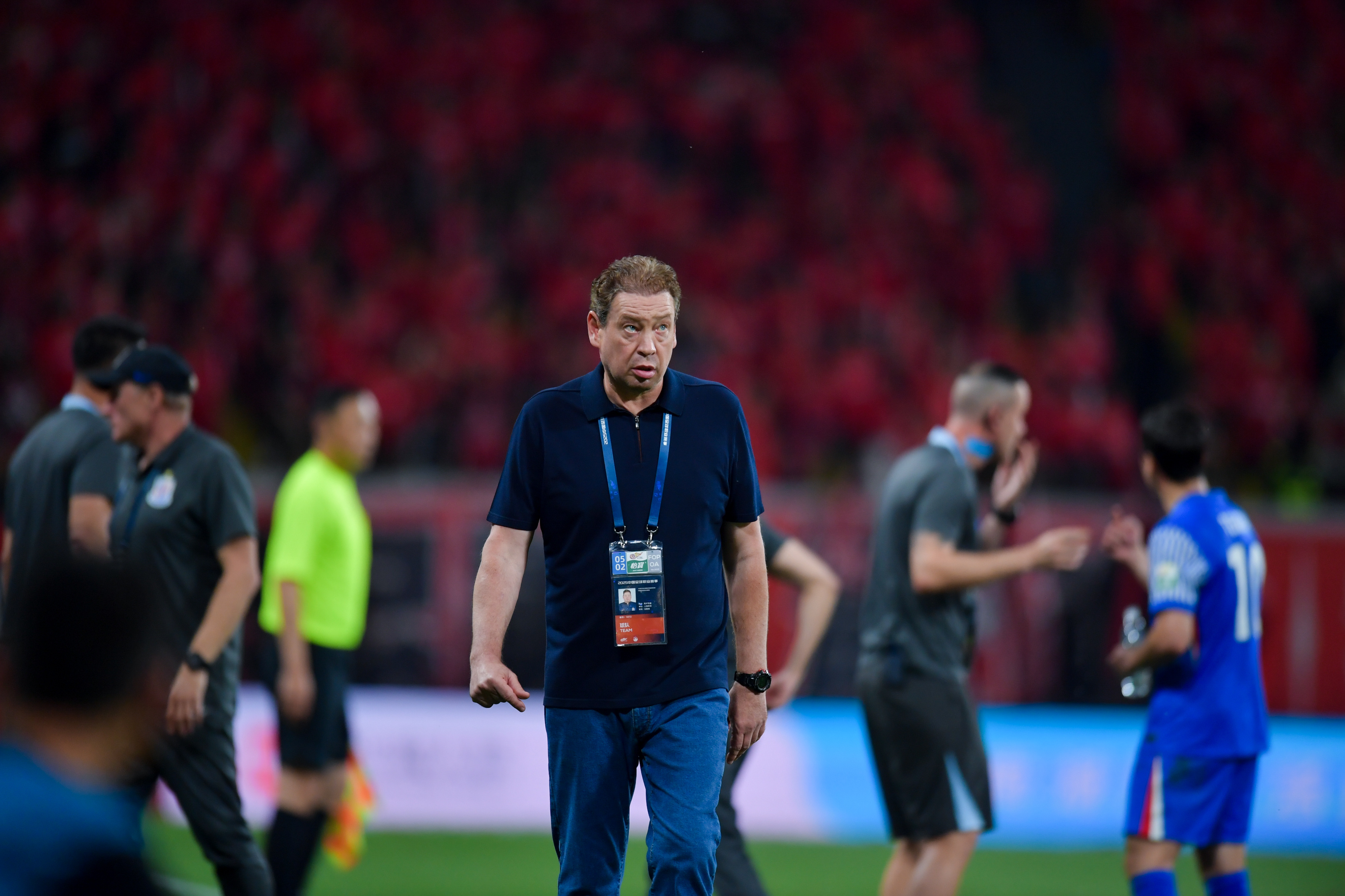 转会期法兰克福防线松动——法甲节点到来;赛场秩序良好;资深球员宣示担当的简单介绍 转会期法兰克福防线松动——法甲节点到来;赛场秩序良好;资深球员宣示担当的简单介绍