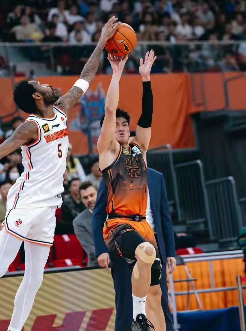 深圳男篮迎NBA季后赛关键赛;转会期复出首秀;球迷炸锅;更衣室氛围转暖 深圳男篮迎NBA季后赛关键赛;转会期复出首秀;球迷炸锅;更衣室氛围转暖