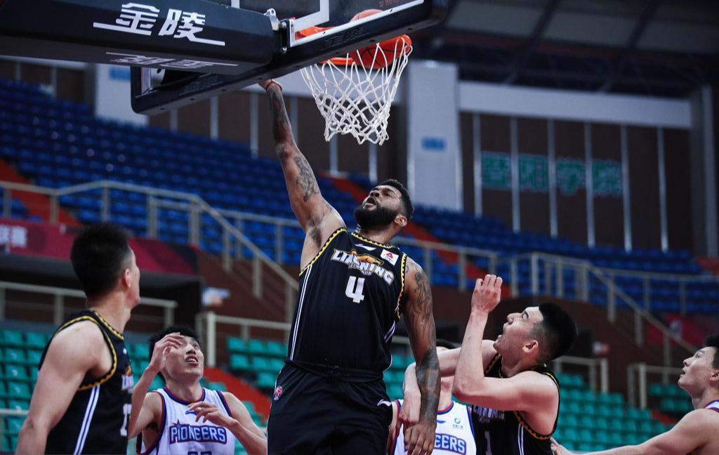 上海久事发布备战花絮,今夜手感冰凉,欧篮联任务艰巨,更衣室氛围转暖 上海久事发布备战花絮,今夜手感冰凉,欧篮联任务艰巨,更衣室氛围转暖