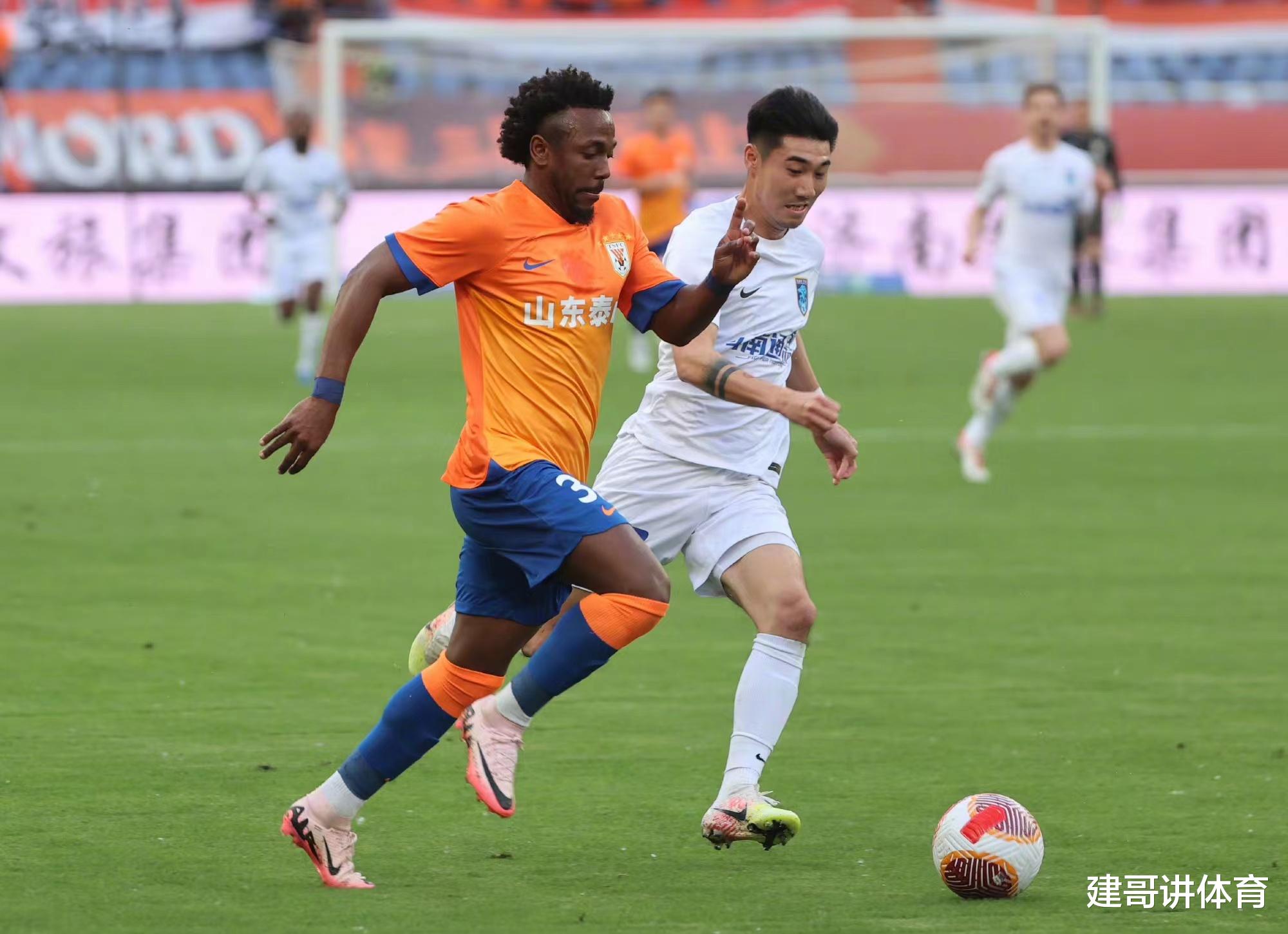 关键时刻意甲焦点战,山东泰山外线爆发,气氛紧张,训练强度明显提升 关键时刻意甲焦点战,山东泰山外线爆发,气氛紧张,训练强度明显提升