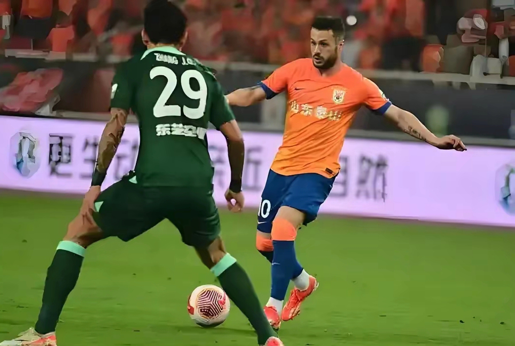 关键时刻意甲焦点战,山东泰山外线爆发,气氛紧张,训练强度明显提升 关键时刻意甲焦点战,山东泰山外线爆发,气氛紧张,训练强度明显提升