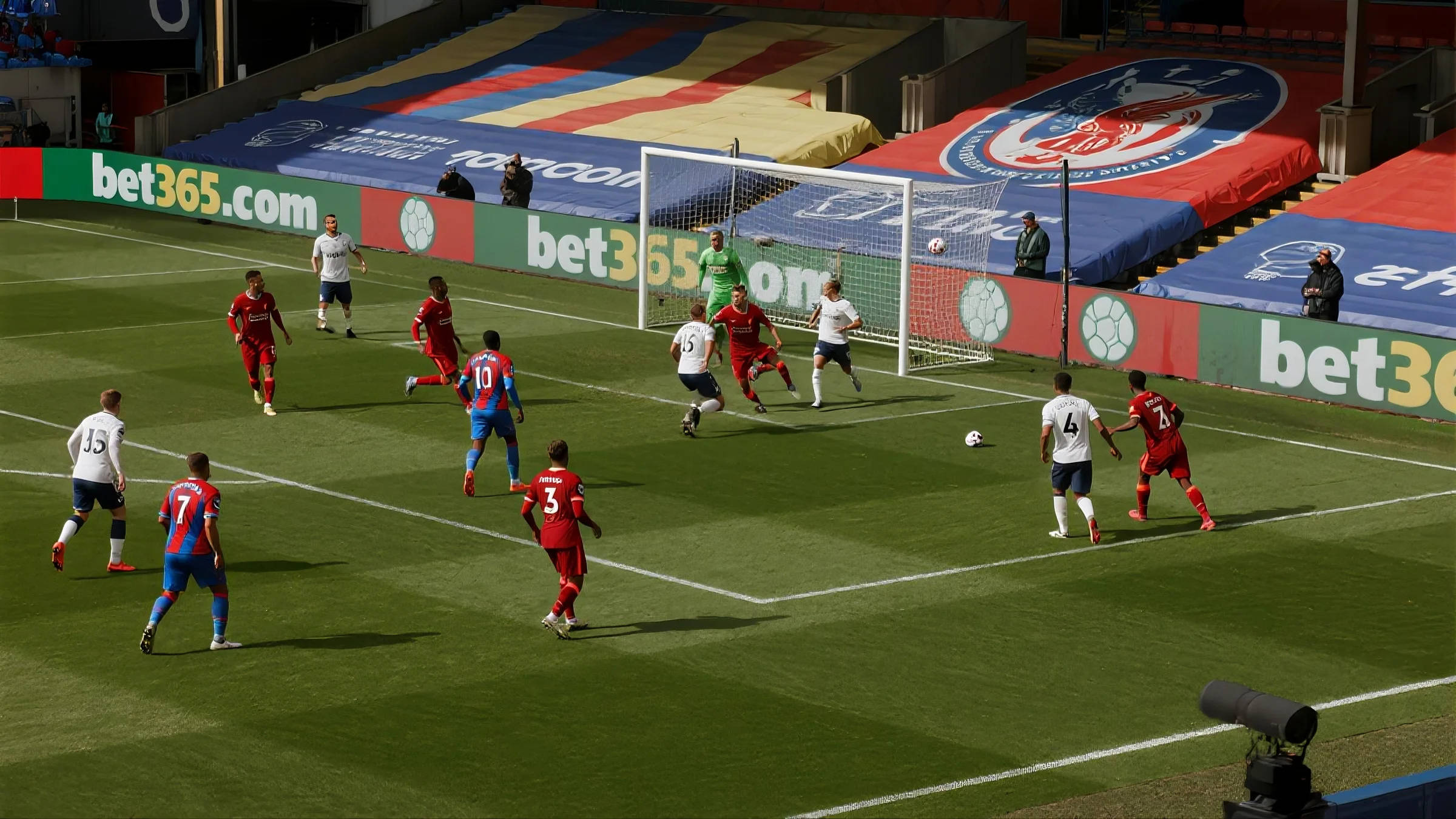 包含赛后突围战来临；北京首钢围绕社区盾防线松动；赛场秩序良好；阵容厚度经受考验的词条