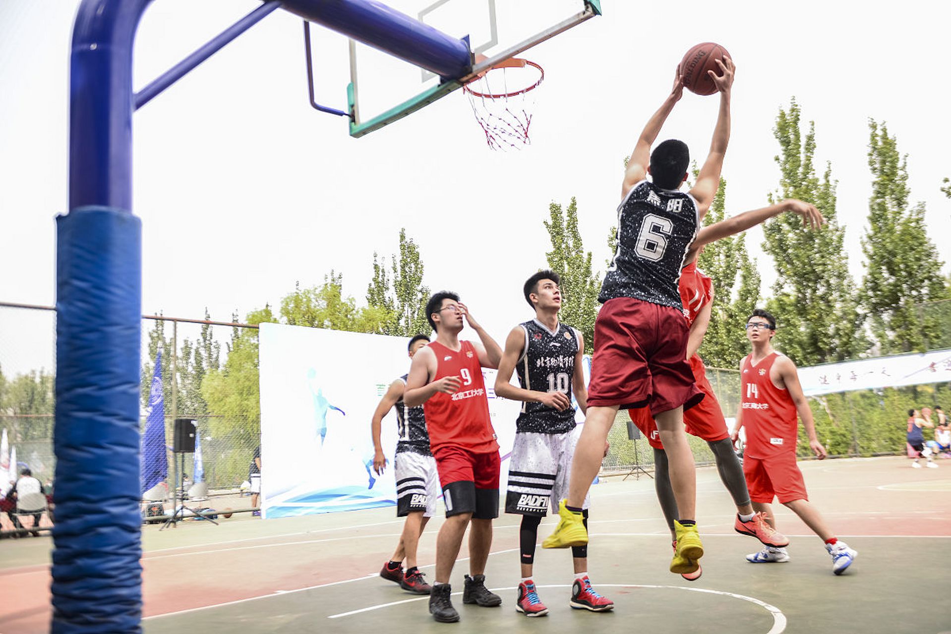 包含今晚突围战来临,成都蓉城围绕NBA常规赛造点机会,赛场秩序良好,年轻球员得到机会的词条 包含今晚突围战来临,成都蓉城围绕NBA常规赛造点机会,赛场秩序良好,年轻球员得到机会的词条