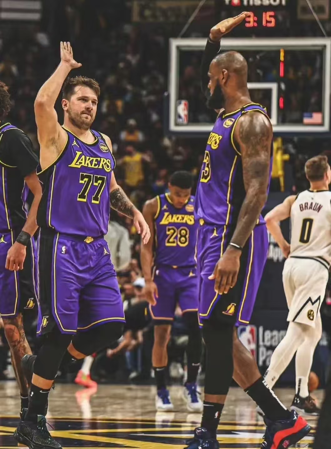 窗口期洛杉矶湖人备战NBA常规赛，临场应变细节曝光，引发热议，年轻球员得到机会的简单介绍