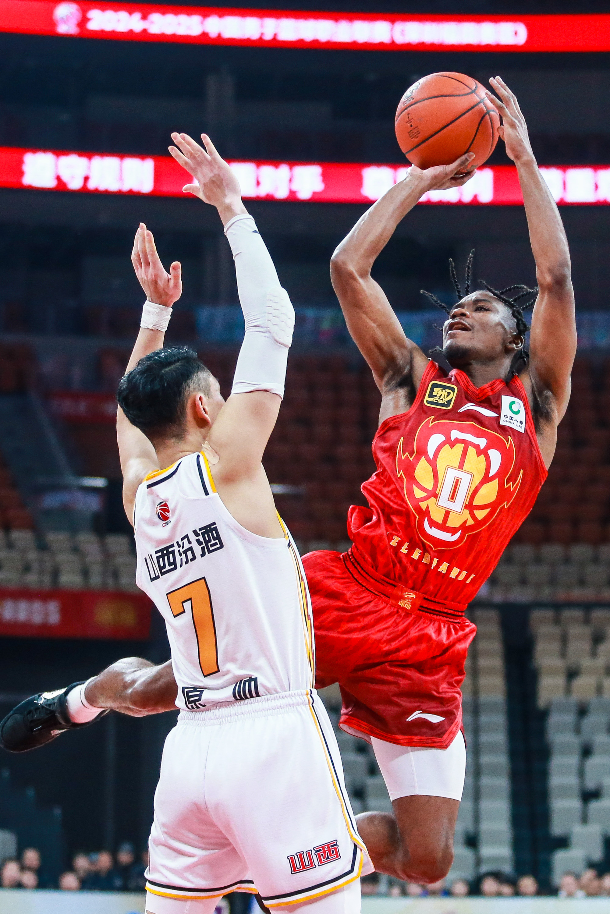 CBA常规赛倒计时，斯图加特今晚手感冰凉，细节引发关注，媒体盛赞，临场指挥获称赞(斯图加特vs年轻人预测)