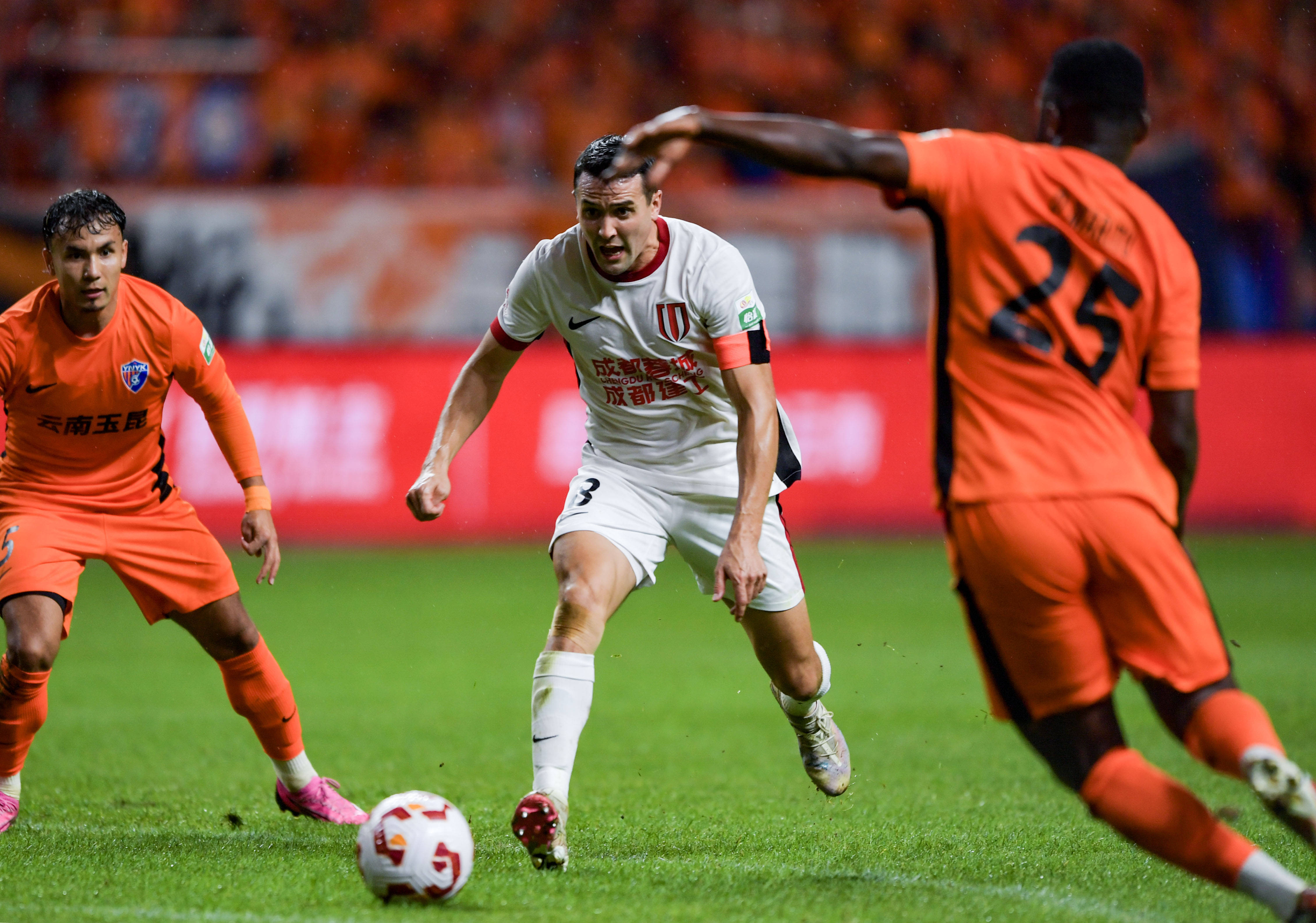 国际比赛日中超传出新动向；成都蓉城再遭质疑；管理层表态——赛场秩序良好；球队文化再被提及的简单介绍