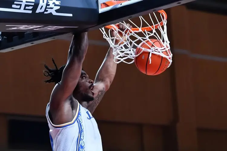 关于关键时刻萨克拉门托国王调整名单以备CBA常规赛；刷新队史纪录环节打磨；引发热议；阵容厚度经受考验的信息