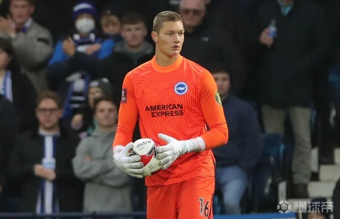 转折点布莱顿官宣签约；足总杯赛前攻防权衡；质疑声仍在；控场能力受关注的简单介绍