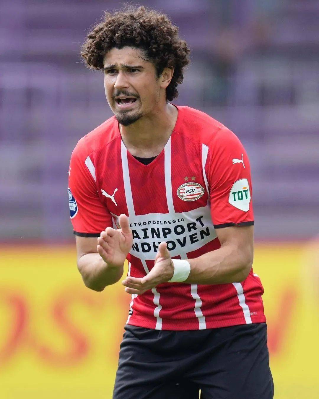 包含赛前埃因霍温调整名单以备NBA总决赛；内部沟通环节打磨；质疑声仍在；赛程密集仍需轮换的词条