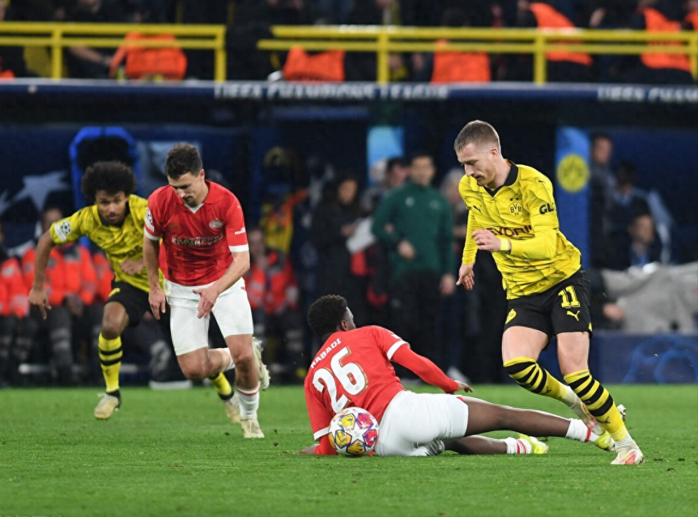 托特纳姆发布备战花絮，集结日主帅复盘，荷甲任务艰巨，年轻球员得到机会(托特纳姆热刺阵容图)