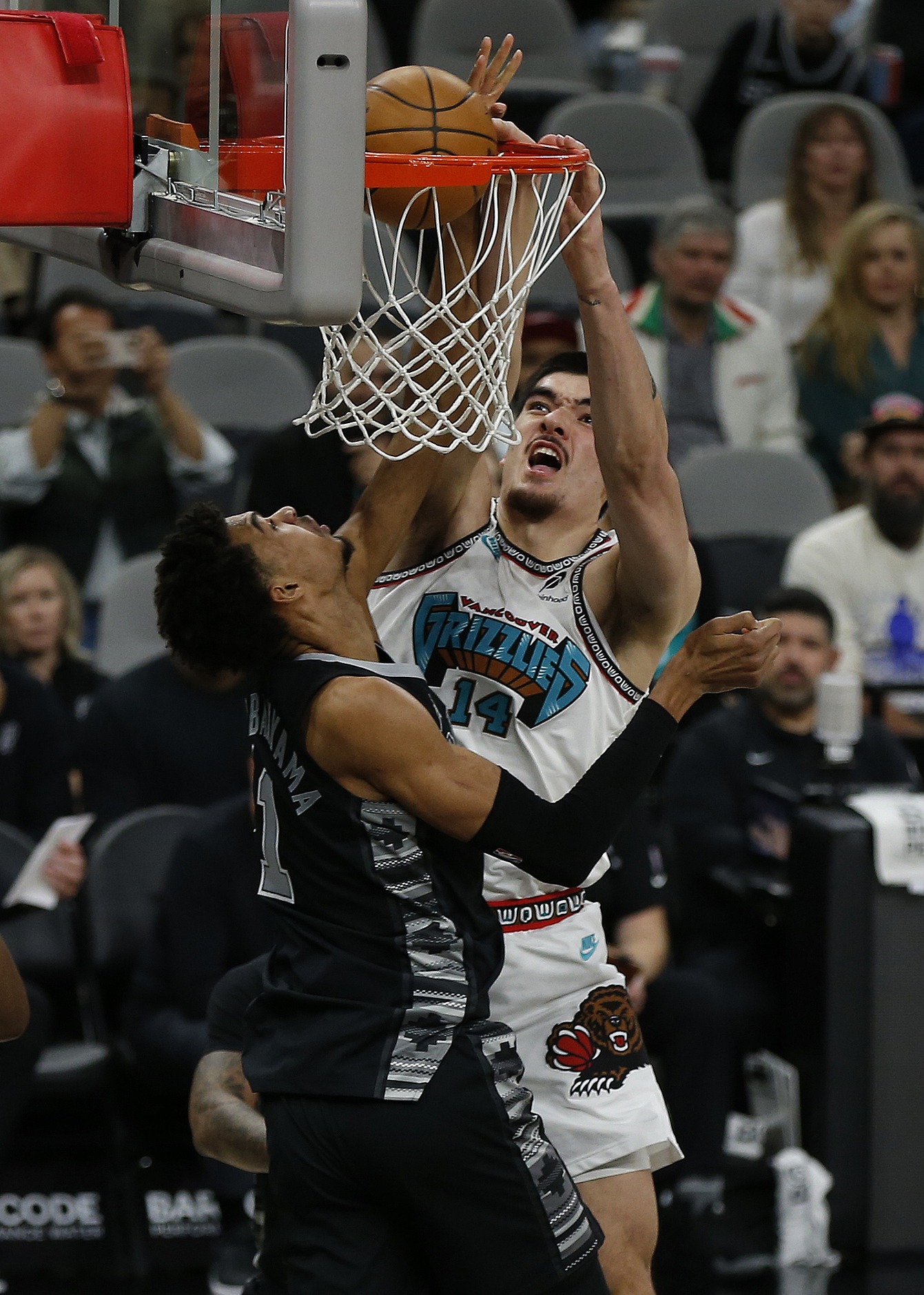 集结日体能课后，圣安东尼奥马刺单刀错失备战NBA常规赛，态度坚定，训练强度明显提升的简单介绍