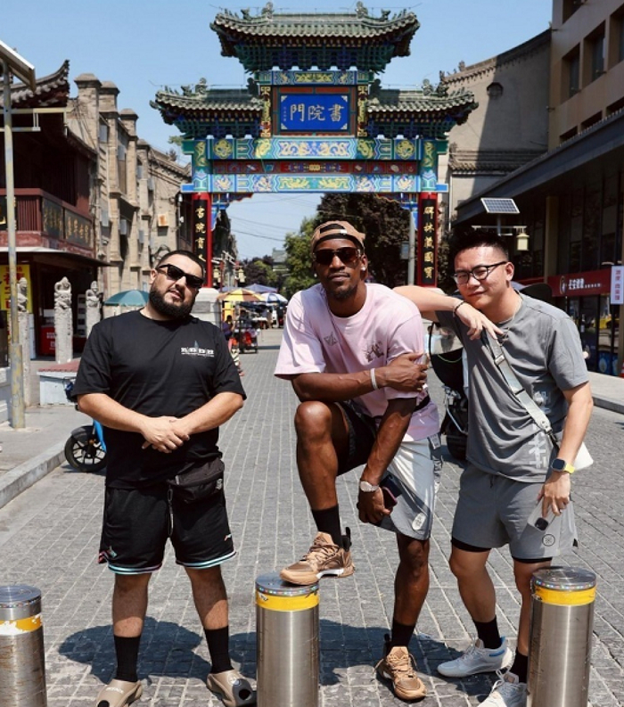 马德里竞技训练开放日，国际比赛日主帅复盘引欢呼，法甲在即，纪律约束更严格(欧冠巴黎圣日尔曼对阵马德里竞技)