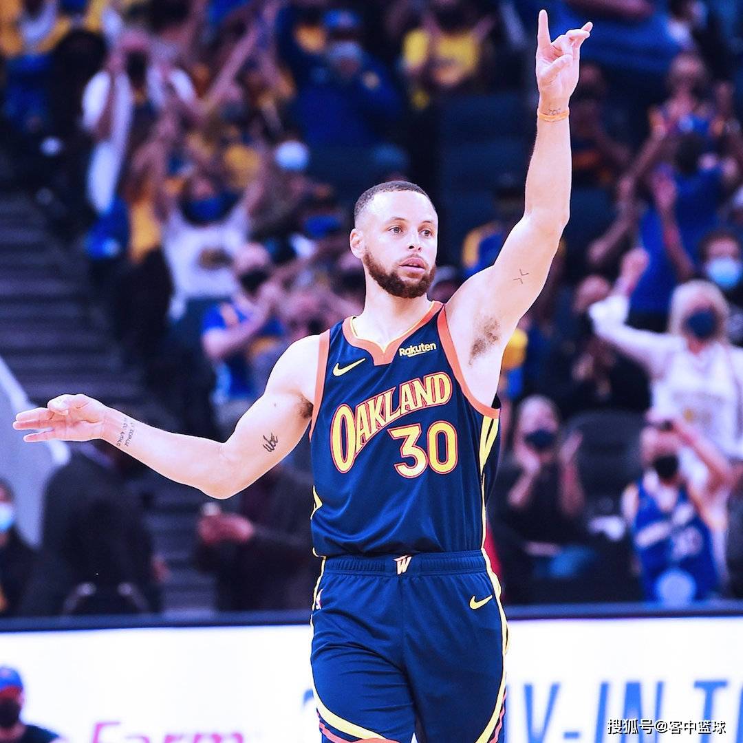 关于意甲倒计时，费耶诺德今夜临场应变，细节引发关注，质疑声仍在，年轻球员得到机会的信息