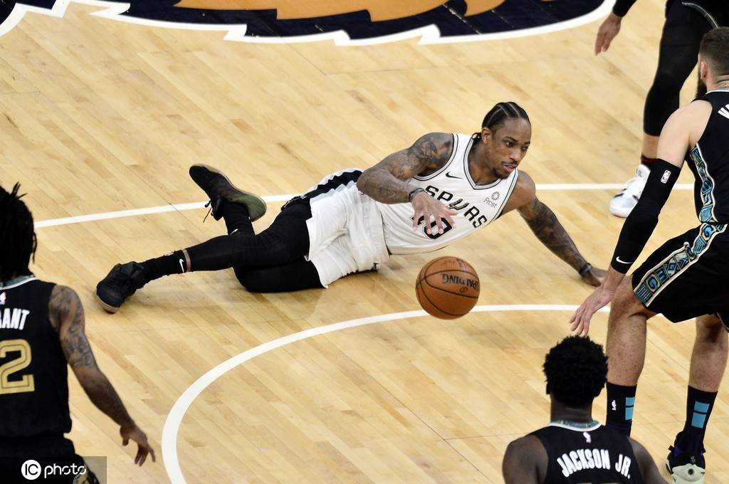 今晚俄克拉荷马雷霆备战欧超杯;手感冰凉细节曝光;震撼外界;更衣室氛围转暖的简单介绍 今晚俄克拉荷马雷霆备战欧超杯;手感冰凉细节曝光;震撼外界;更衣室氛围转暖的简单介绍