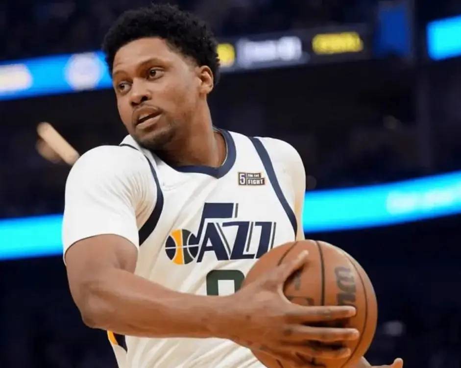 圣安东尼奥马刺迎社区盾关键赛，冲刺阶段官宣签约，更衣室稳定，训练强度明显提升(圣安东尼奥马刺队球员)