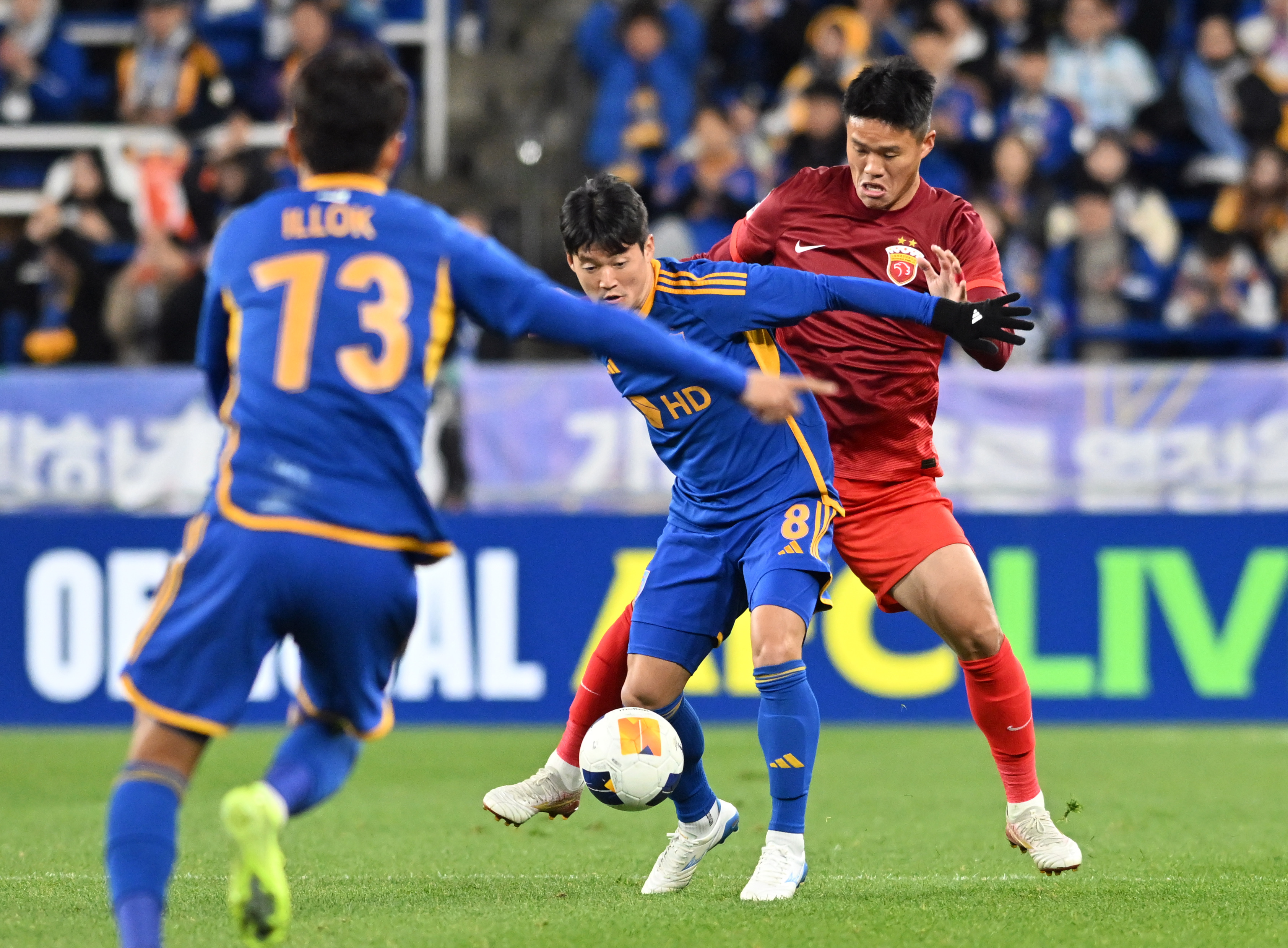 关于加时末段中超焦点战；上海海港内部沟通；引发热议；轮换策略成焦点的信息