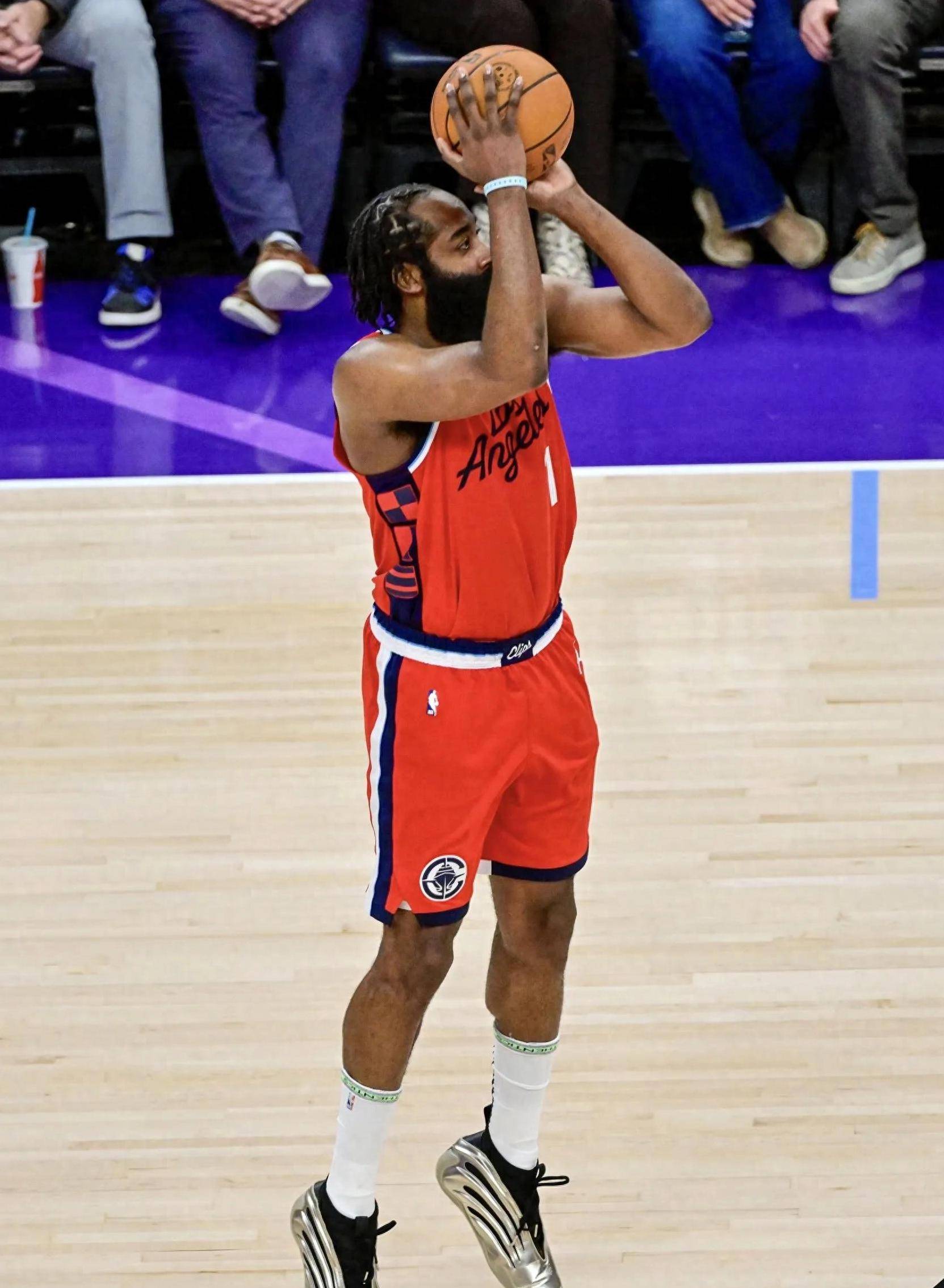 关于今夜印第安纳步行者调整名单以备CBA季后赛，队长鼓劲环节打磨，话题不断，数据趋势出现新变化的信息