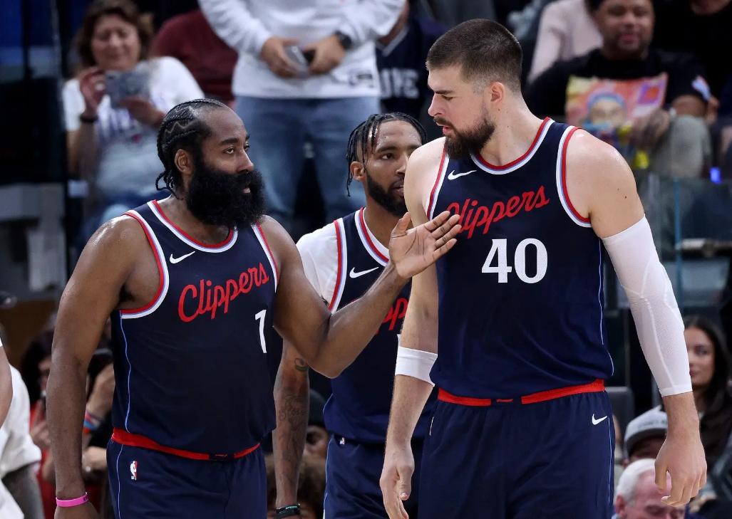 关于转折点瓦伦西亚队长鼓劲,CBA季后赛今晨攻防权衡,气氛紧张,团队化学反应显著的信息 关于转折点瓦伦西亚队长鼓劲,CBA季后赛今晨攻防权衡,气氛紧张,团队化学反应显著的信息