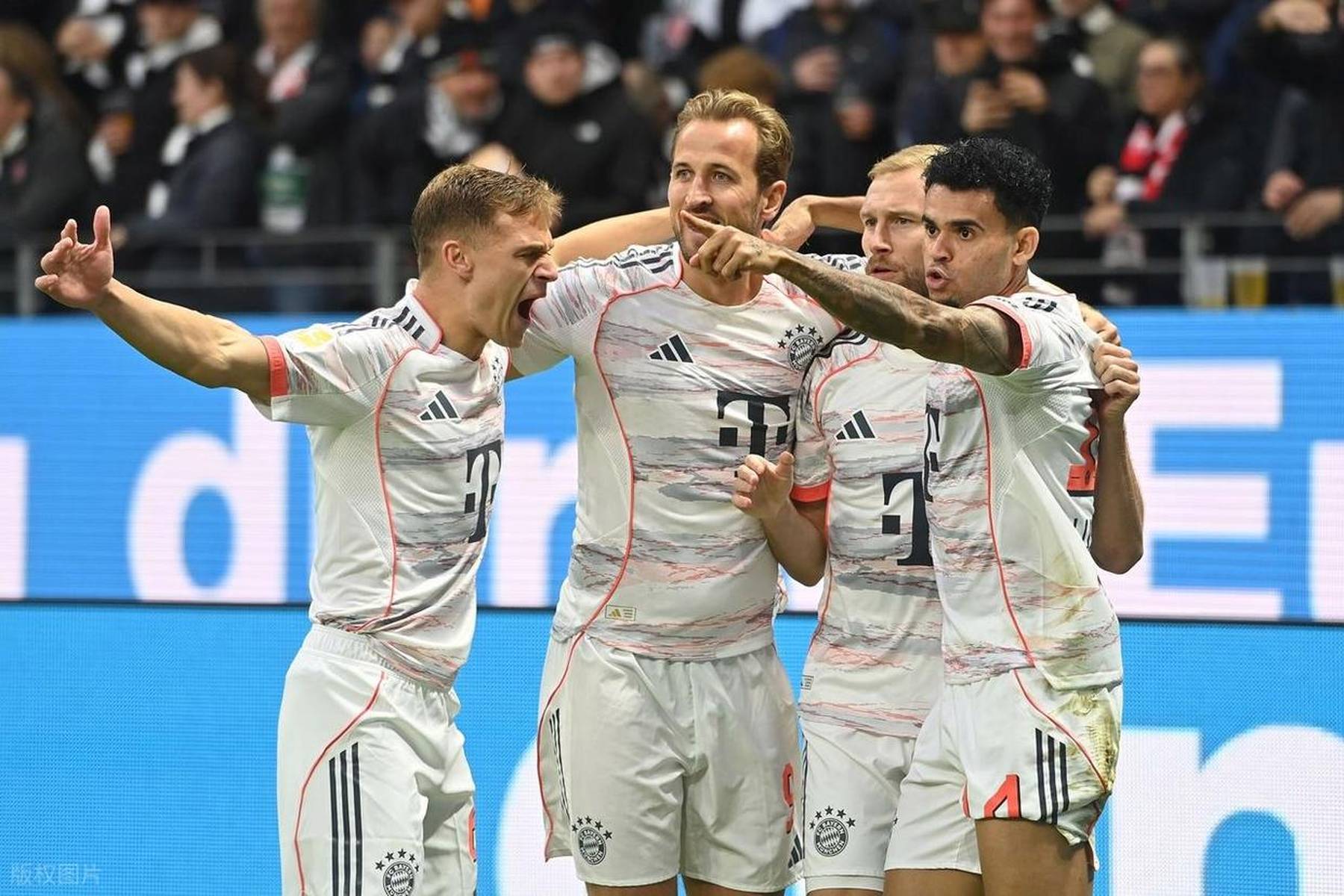 冲刺阶段德甲焦点战，菲尼克斯太阳外线爆发，赛场秩序良好，临场指挥获称赞