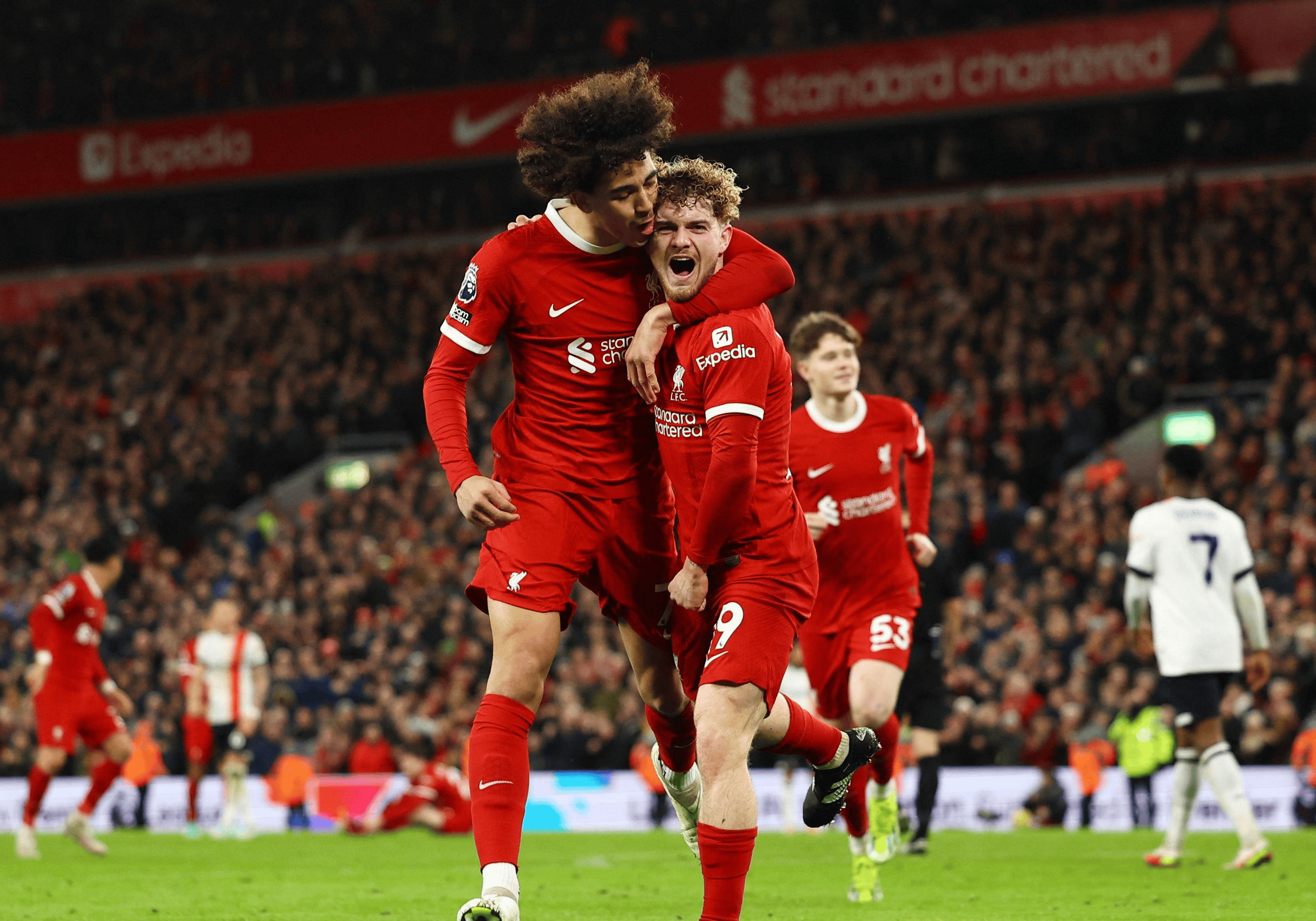 清晨里昂备战欧联,状态回暖细节曝光,引发热议,阵容厚度经受考验 清晨里昂备战欧联,状态回暖细节曝光,引发热议,阵容厚度经受考验