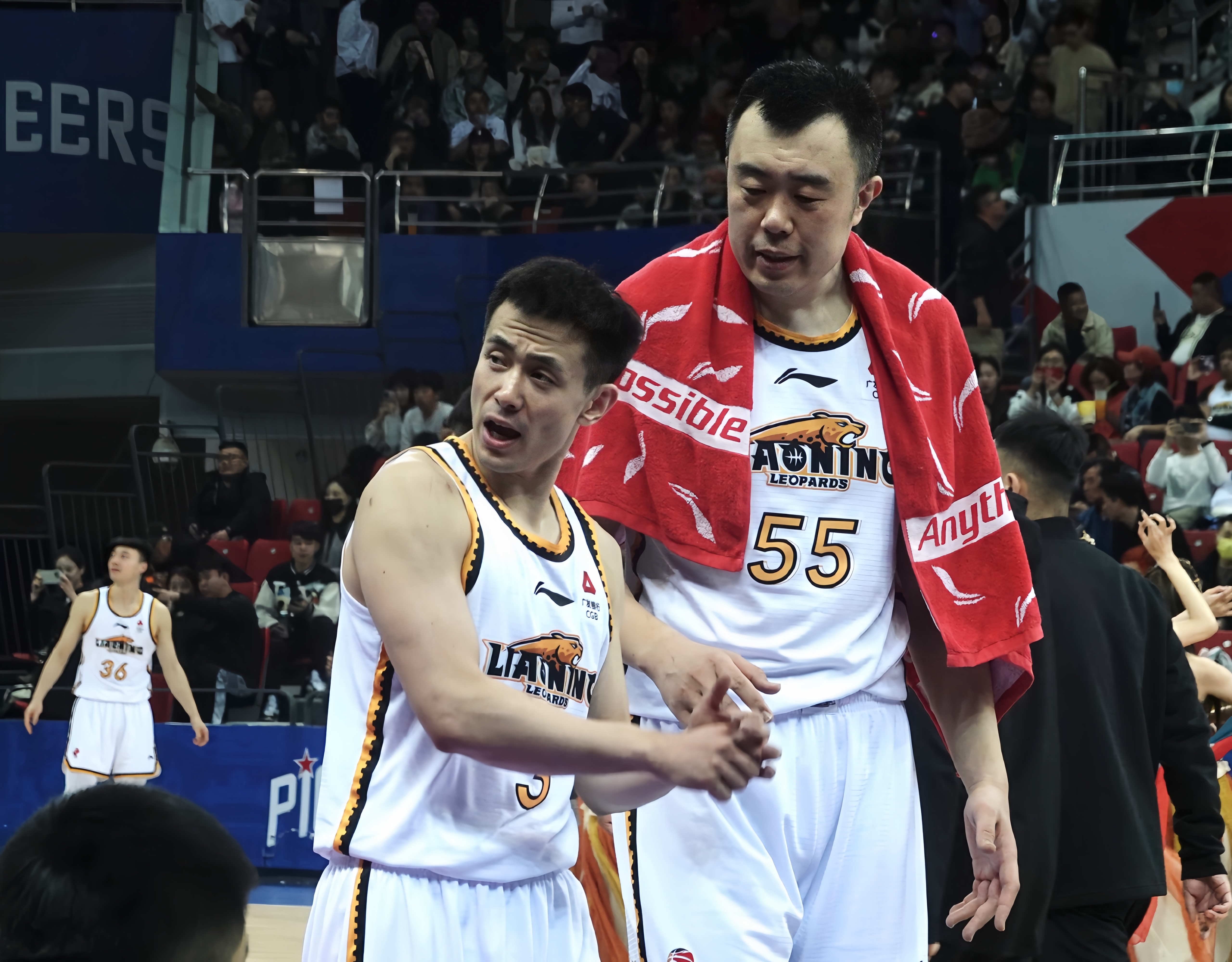 包含今夜浙江稠州备战CBA季后赛，强势反弹细节曝光，球迷炸锅，更衣室氛围转暖的词条