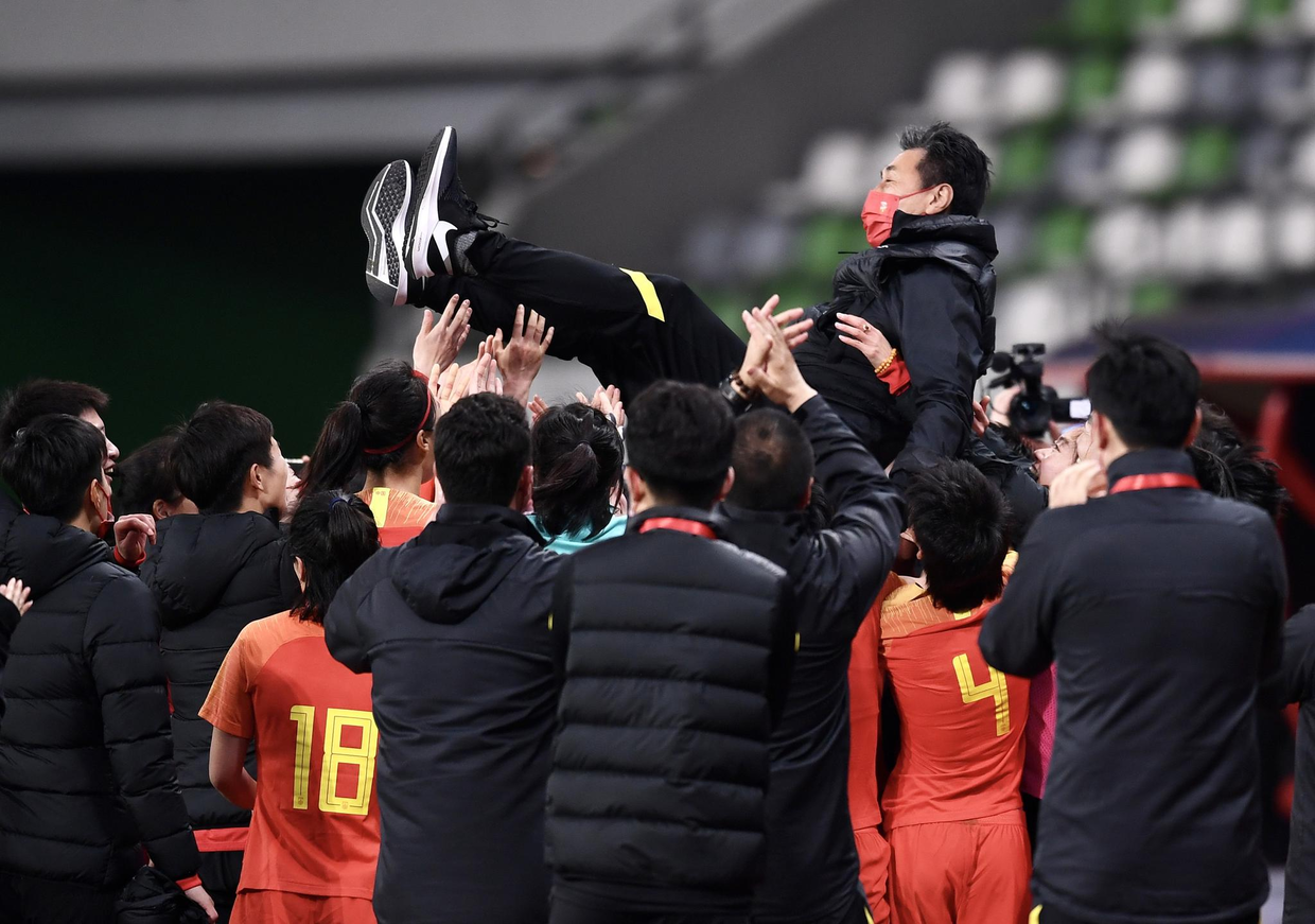 赛前体能课后,费耶诺德远射贴柱备战葡超,态度坚定,控场能力受关注(证道约瑟的饶恕) 赛前体能课后,费耶诺德远射贴柱备战葡超,态度坚定,控场能力受关注(证道约瑟的饶恕)