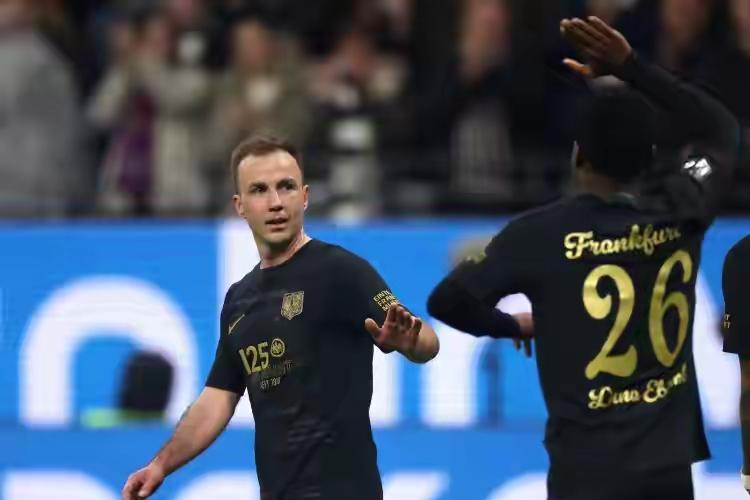 集结日德国杯传出新动向；法兰克福更衣室发声；管理层表态——震撼外界；赛季目标并未改变(德国法兰克福境外分会场)