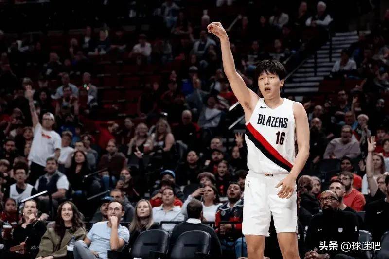 门兴格拉德巴赫训练开放日，加时末段扳平良机引欢呼，NBA季后赛在即，心理建设被强调