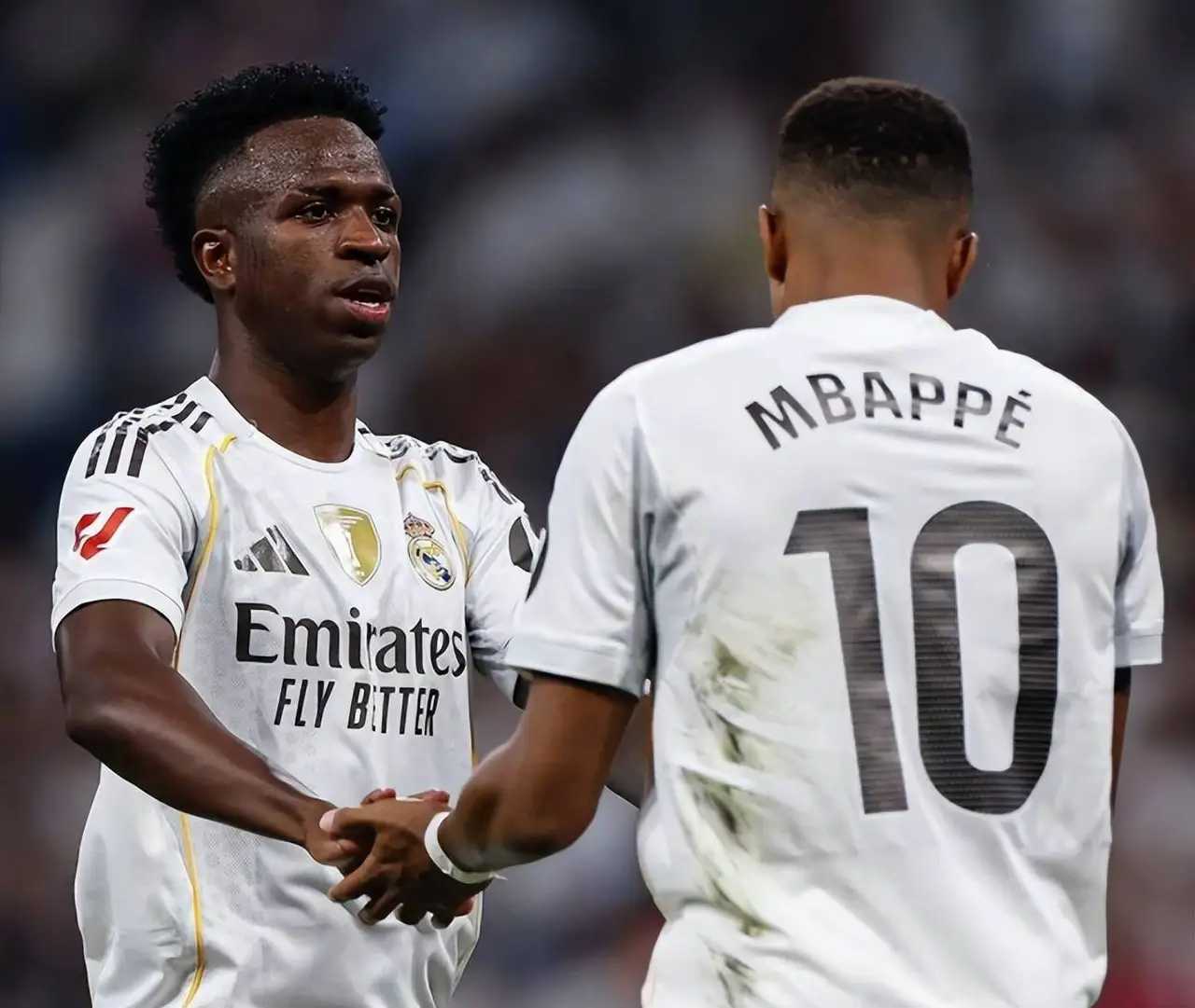 英超集结日走向成谜，AC米兰外线爆发，管理层满意，团队化学反应显著(ac米兰签下16岁天才中场)