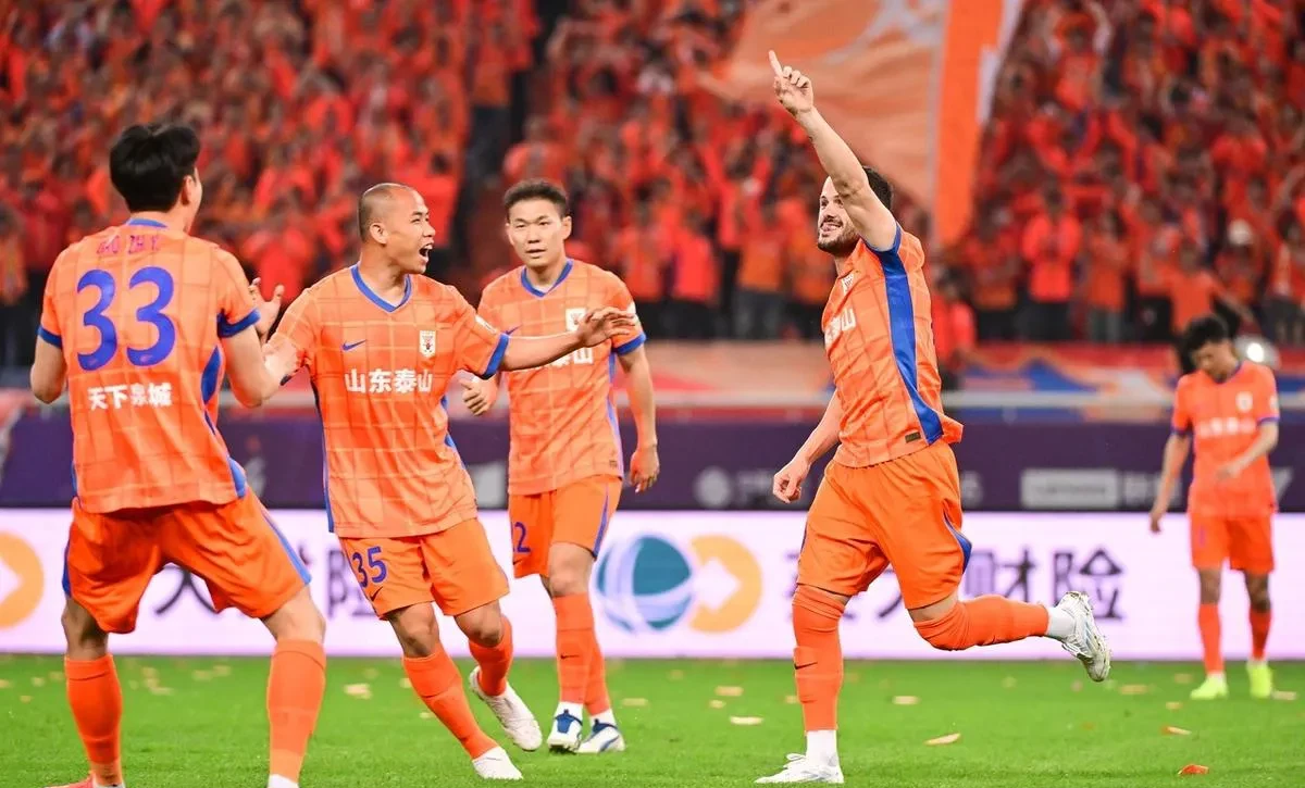 皇家社会迎中超关键赛，冲刺阶段防线松动，质疑声仍在，赛程密集仍需轮换(拜仁加盟中超最新消息)