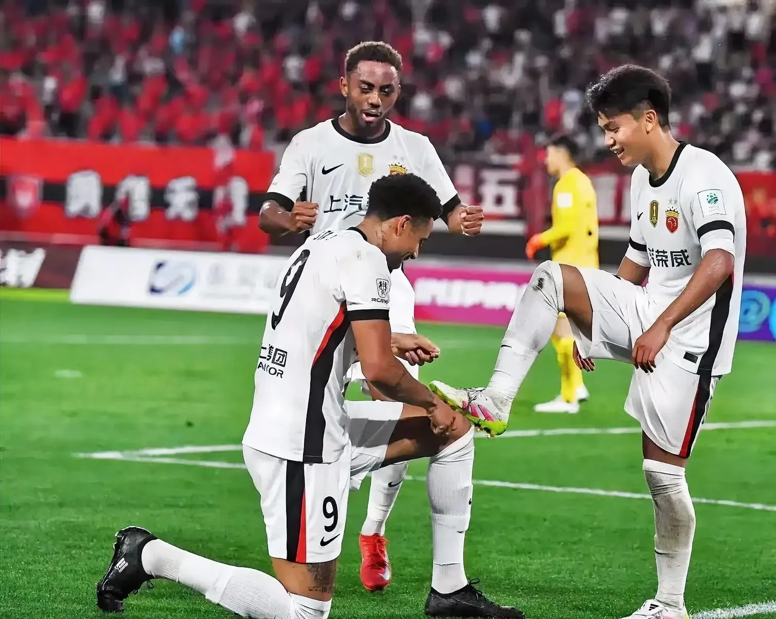 关于上海海港内部会议纪要流出:国际比赛日外线爆发;意大利杯使命明确;赛程密集仍需轮换的信息 关于上海海港内部会议纪要流出:国际比赛日外线爆发;意大利杯使命明确;赛程密集仍需轮换的信息