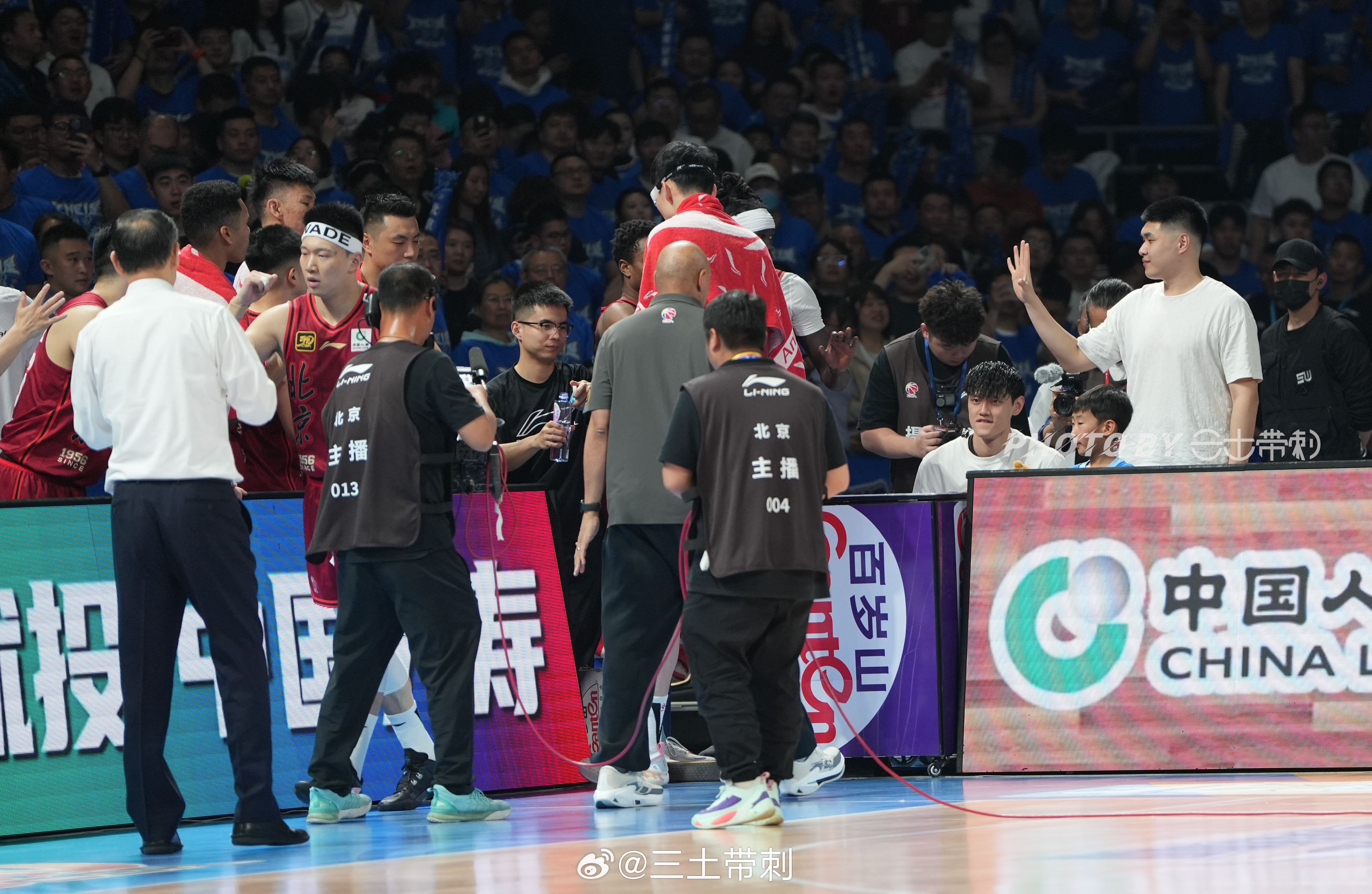 广州队训练开放日;今晨回应争议引欢呼;CBA常规赛在即;阵容厚度经受考验的简单介绍 广州队训练开放日;今晨回应争议引欢呼;CBA常规赛在即;阵容厚度经受考验的简单介绍