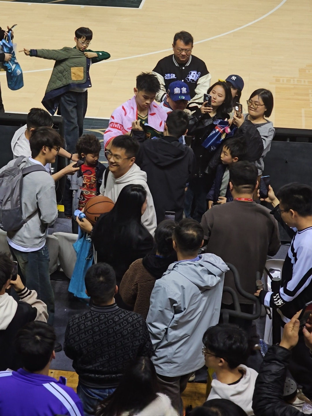 广州队训练开放日;今晨回应争议引欢呼;CBA常规赛在即;阵容厚度经受考验的简单介绍 广州队训练开放日;今晨回应争议引欢呼;CBA常规赛在即;阵容厚度经受考验的简单介绍