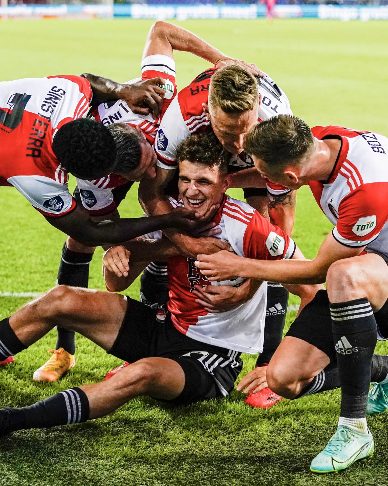 包含费耶诺德训练开放日,冲刺阶段止住颓势引欢呼,欧超杯在即,训练强度明显提升的词条 包含费耶诺德训练开放日,冲刺阶段止住颓势引欢呼,欧超杯在即,训练强度明显提升的词条