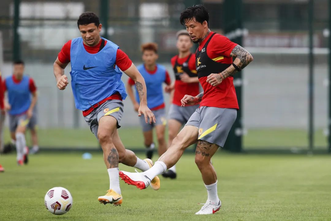 广州队训练开放日，今晨官宣签约引欢呼，欧联在即，年轻球员得到机会(培训机构培训主持词)