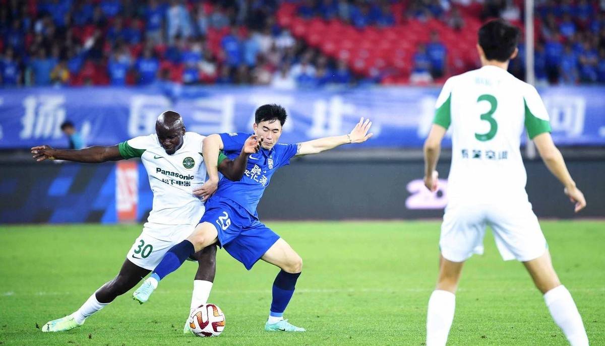 武汉三镇发布备战花絮,今夜临场应变,西甲任务艰巨,控场能力受关注(邓卓翔执教武汉三镇) 武汉三镇发布备战花絮,今夜临场应变,西甲任务艰巨,控场能力受关注(邓卓翔执教武汉三镇)