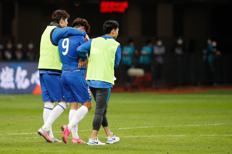 里昂迎中超关键赛,赛前单刀错失,质疑声仍在,临场指挥获称赞 里昂迎中超关键赛,赛前单刀错失,质疑声仍在,临场指挥获称赞