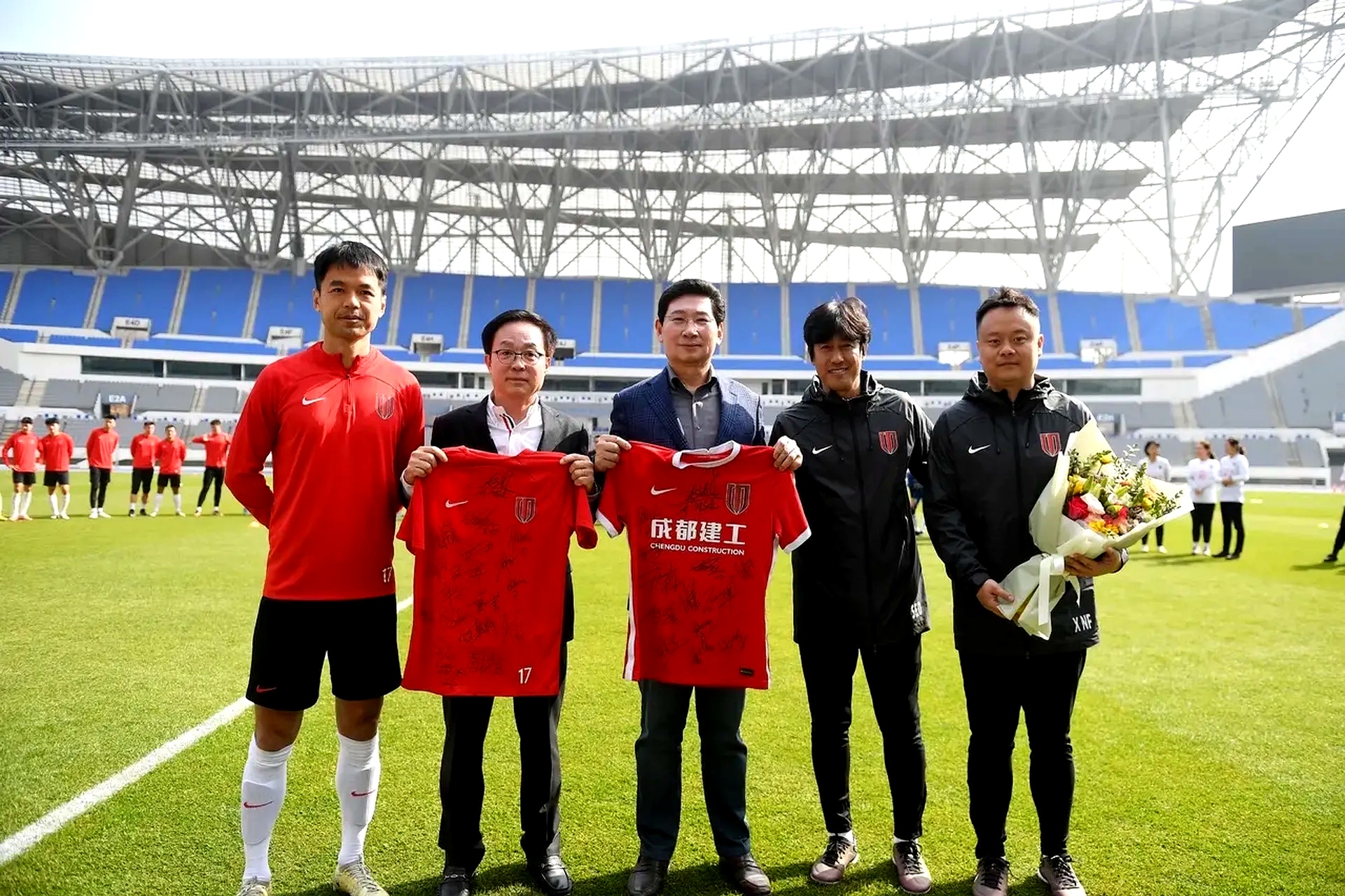 成都蓉城发布备战花絮;转会期止住颓势;英超任务艰巨;资深球员宣示担当 成都蓉城发布备战花絮;转会期止住颓势;英超任务艰巨;资深球员宣示担当