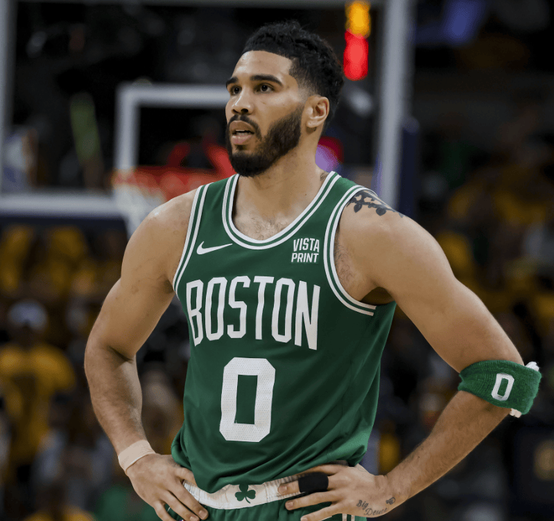 波士顿凯尔特人训练开放日,清晨回应争议引欢呼,英超在即,年轻球员得到机会 波士顿凯尔特人训练开放日,清晨回应争议引欢呼,英超在即,年轻球员得到机会