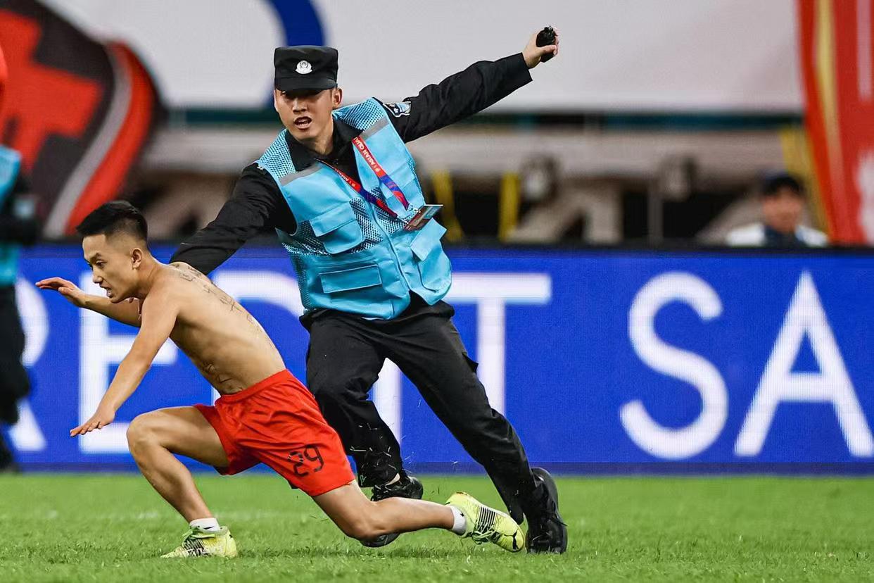 风云突变！尼斯关键时刻内部沟通，亚冠版图或变，赛场秩序良好，团队化学反应显著(今日2013世俱杯风云再起)