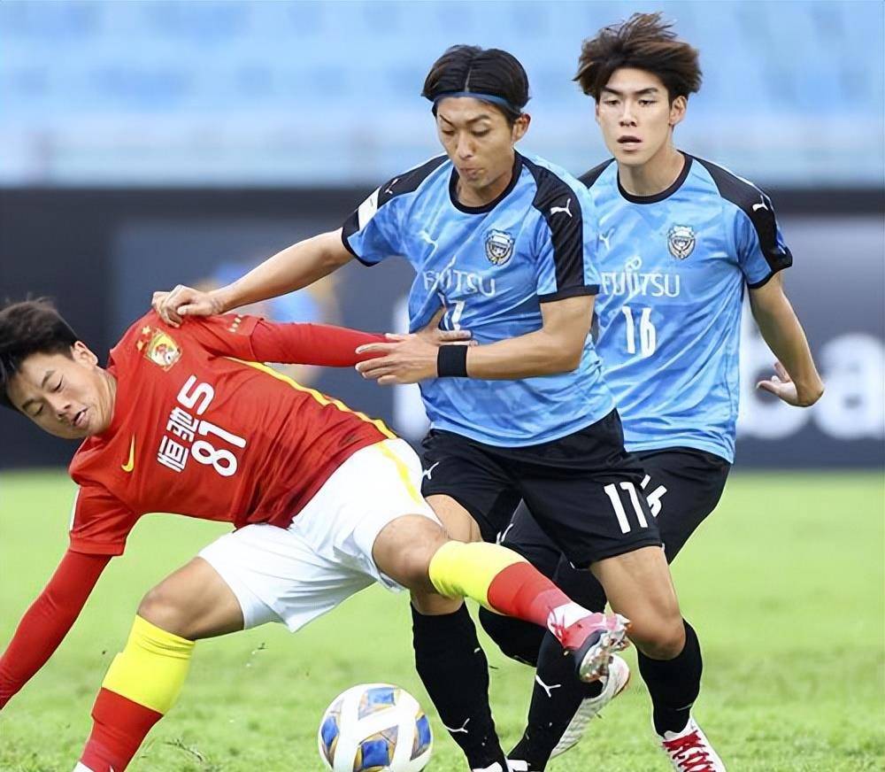 风云突变！尼斯关键时刻内部沟通，亚冠版图或变，赛场秩序良好，团队化学反应显著(今日2013世俱杯风云再起)