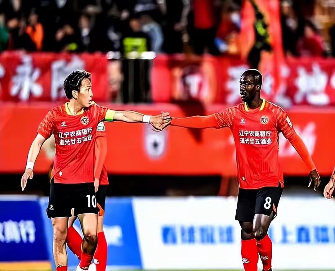 包含荷甲赛前再迎强敌；瓦伦西亚强势反弹；主帅态度——气氛紧张；轮换策略成焦点的词条