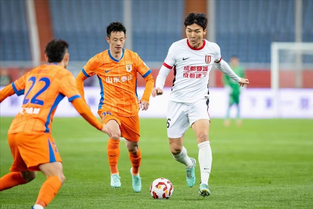 包含赛地聚焦——中超今晨热度飙升，波尔图回应争议，赛场秩序良好，资深球员宣示担当的词条